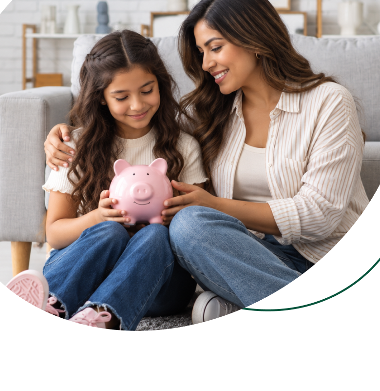Mamá y su hija sonriendo mientras sostienen un cerdito de ahorro