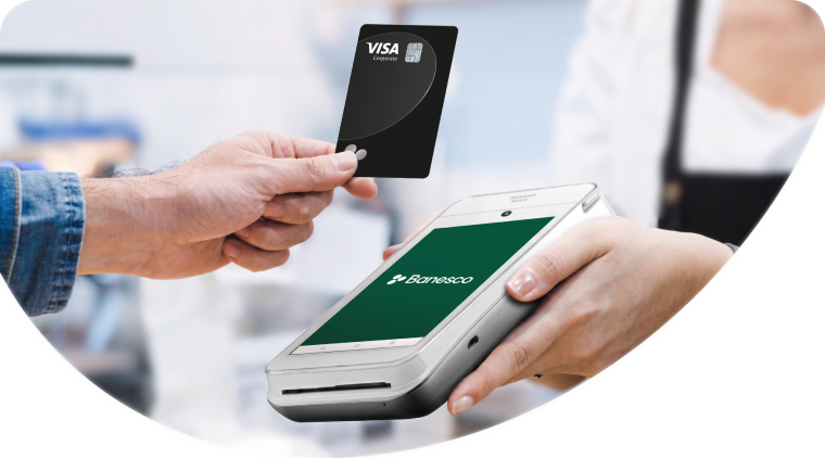 Terminal de punto de venta recibiendo un pago con tarjeta Visa